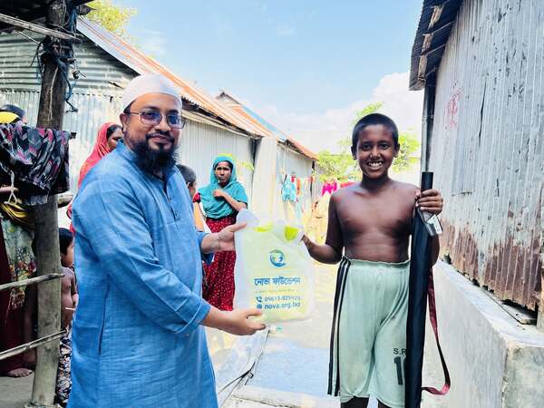 ধারাবর্ষা চর এলাকার রাখালদের মাঝে ছাতা ও মশারি বিতরণ