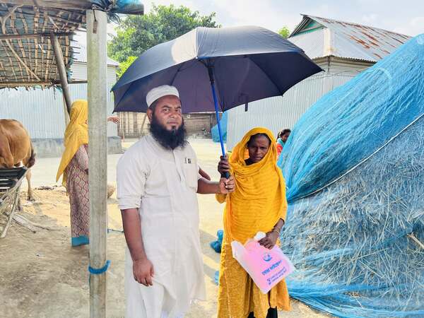 চর এলাকার মানুষের মাঝে প্রয়োজনীয় সামগ্রী বিতরণ